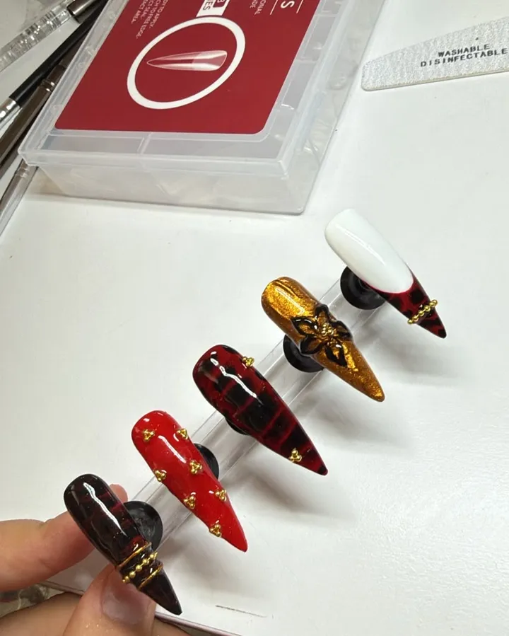 Capsules nail art rouge, noir et or