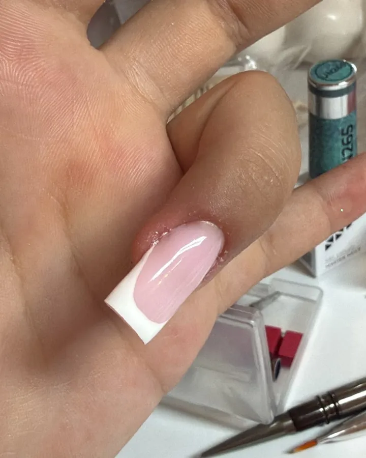 French blanche sur ongle carré