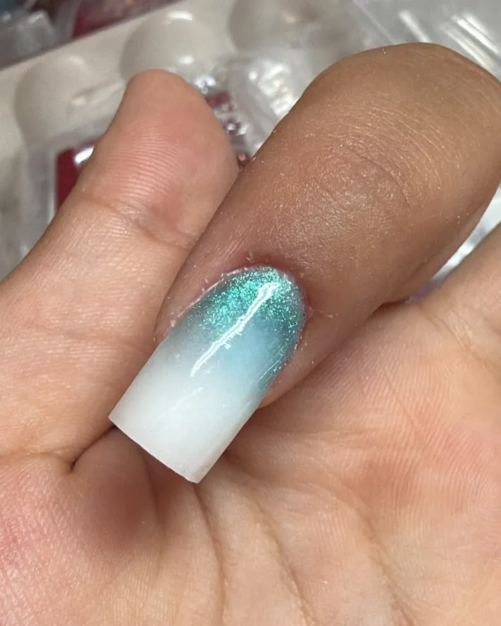 Dégradé blanc et turquoise pailleté