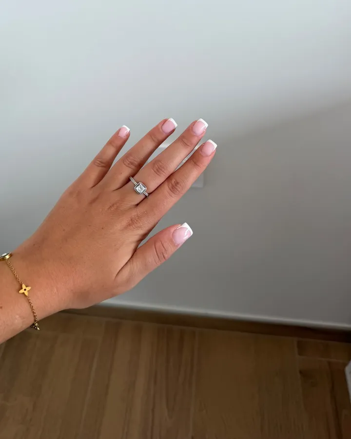 French manucure sur ongles carrés