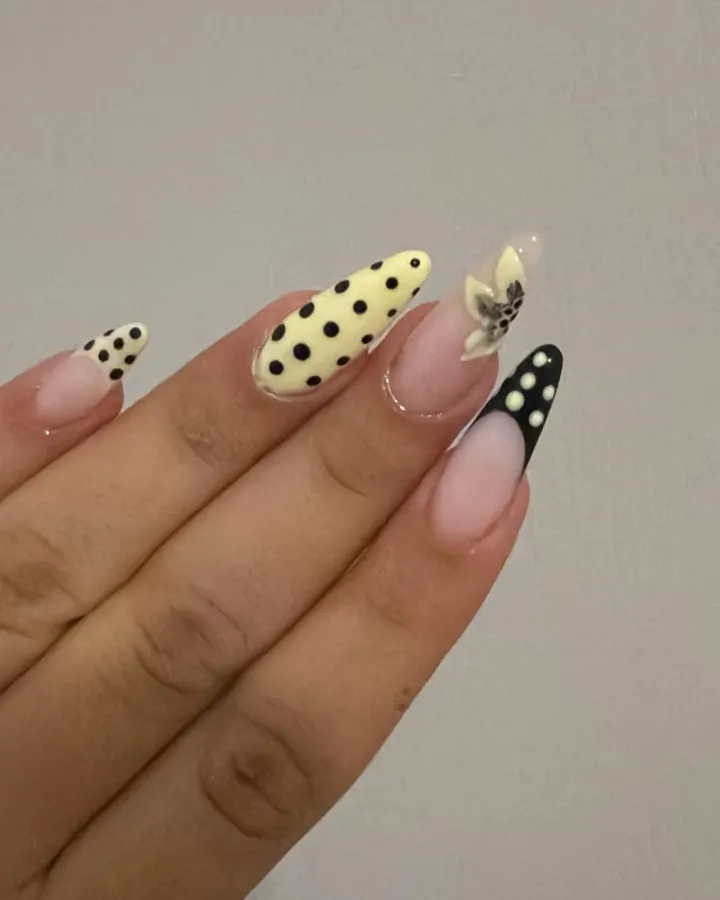 Nail art à pois jaune et noir