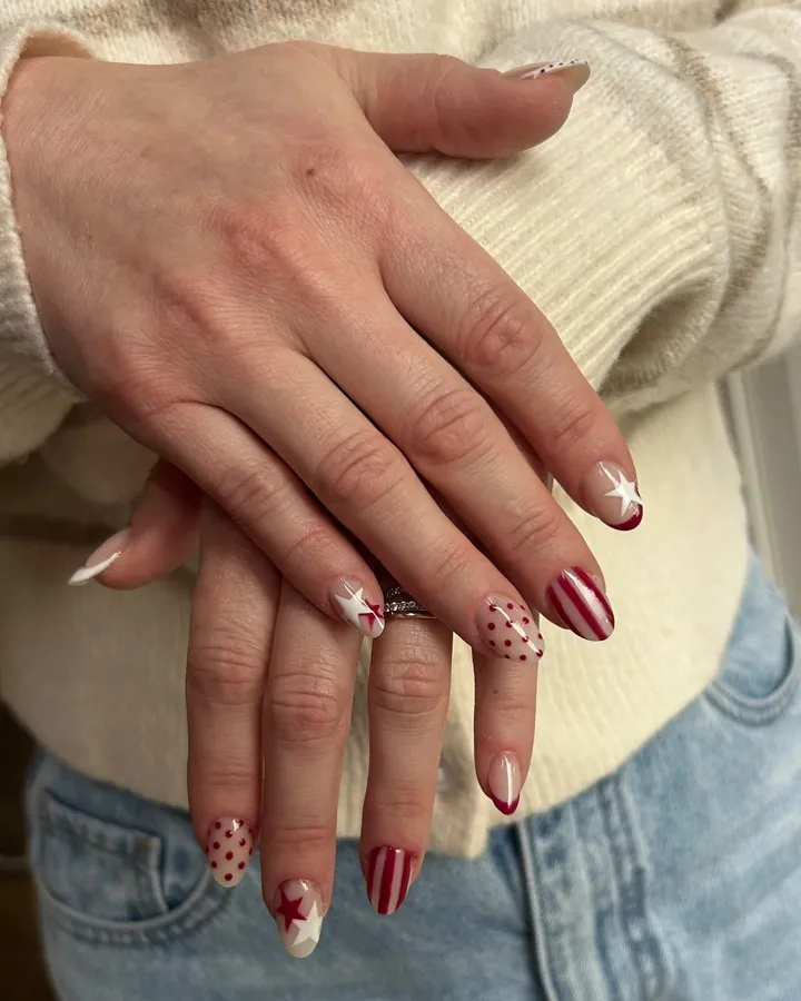 Nail art étoiles et rayures bordeaux